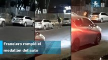 “Viene viene” agarra a cubetazos a auto porque dueño no quiso que le cuidara el carro