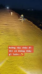 Bác tài xế có tâm soi đường con cô bán hàng suốt đoạn đường