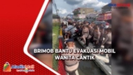 Viral, Satu Batalion Brimob Bantu Angkat Mobil Wanita yang Terperosok ke dalam Parit