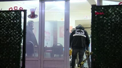 KÜÇÜKÇEKMECE'DE MÜŞTERİ, TARTIŞTIĞI KIRAATHANE SAHİBİNİ BAŞINDAN SİLAHLA VURARAK AĞIR YARALADI