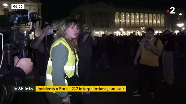 Regardez le moment où la manifestation sur la Place de la Concorde à Paris, a soudain basculé cette nuit dans la violence avec des incendies et des dégradations