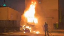Pendik'te park halindeki kamyon alev alev yandı