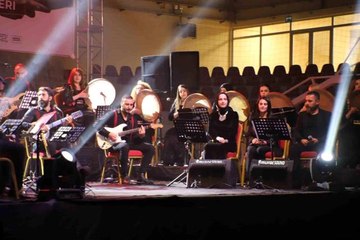 Hakkari'de depremzedeler için dayanışma konseri düzenlendi