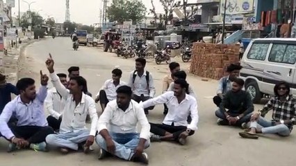 एक घंटे तक रोड पर बैठे रहे, तहसीलदार ने की समझाइश