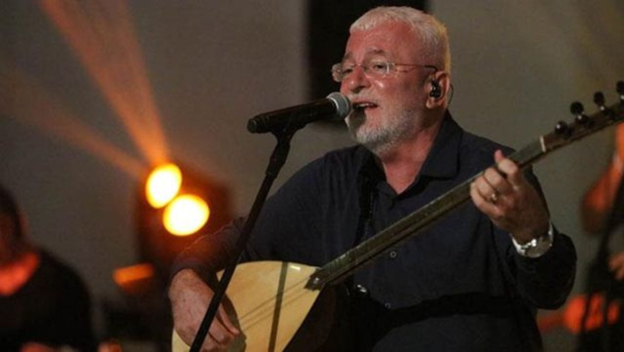 Sanatçı Onur Akın, CHP'den milletvekili aday adayı oldu