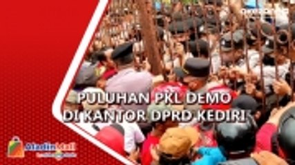 Bakar Gerobak, Demo Puluhan PKL di Kantor DPRD Kediri Berakhir Ricuh