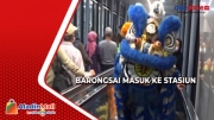 Barongsai Masuk ke Stasiun Bandung dan Bagikan Angpau ke Calon Penumpang