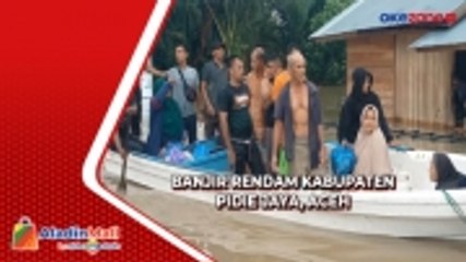 Download Video: Tim SAR Kerahkan Perahu Karet untuk Evakuasi Warga yang Terjebak Banjir