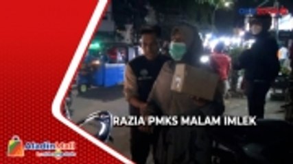 下载视频: Petugas Dinsos Razia PMKS pada Malam Imlek, Ada yang Menangis Histeris