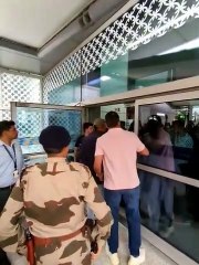 RamCharan mass welcome at Delhi International Airport/दिल्ली अंतरराष्ट्रीय हवाईअड्डे पर रामचरण का सामूहिक स्वागत