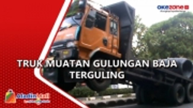 Tabrak Pembatas Jalan, Truk Muatan Gulungan Baja Seberat 20 Ton Terguling