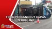 Tabrak Toko dan Tiang PJU, Truk Pengangkut Kapas Terguling di Jombang