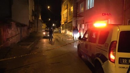 Kavgada tüfekle havaya ateş etmek isterken, yanındaki arkadaşını ağır yaraladı