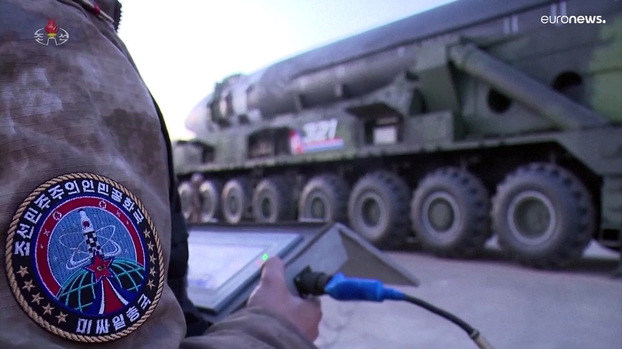 تحت أنظار كيم.. كوريا الشمالية تعلن اختبار صاروخ بالستي عابر للقارات