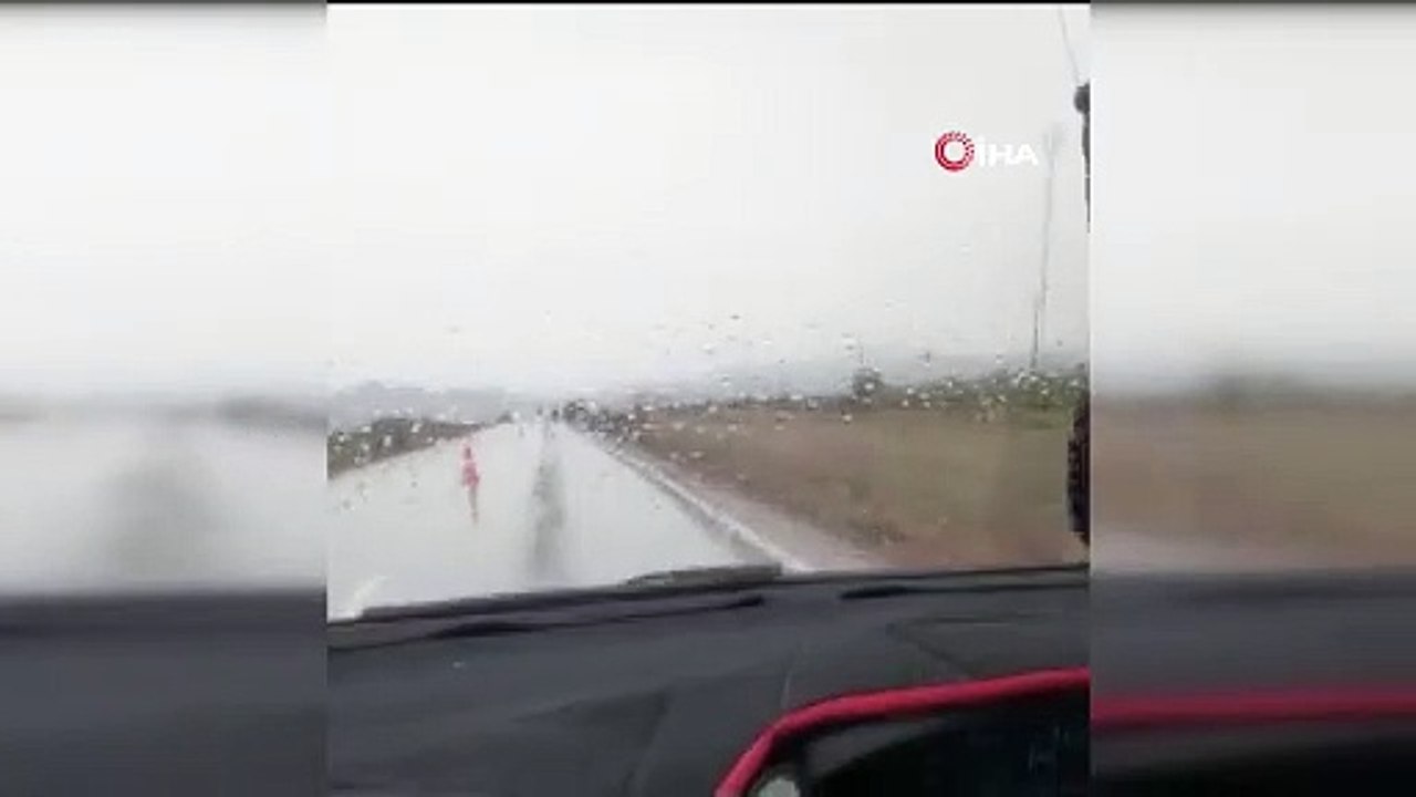 Nallıhan Ankara yolunda tır şarampole devrildi: 1 yaralı