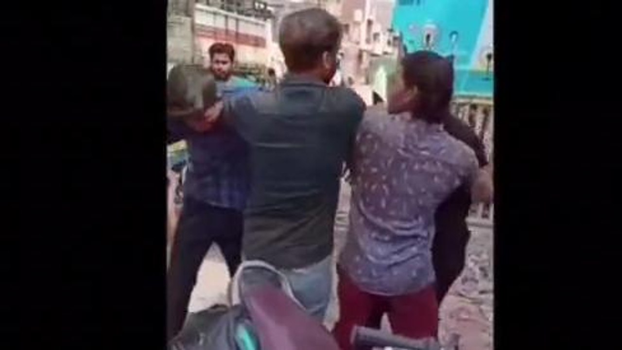 आगरा: मारपीट का वीडियो हुआ वायरल