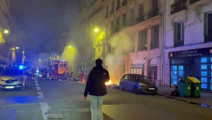 Download Video: Garbage fire in Paris as demonstrators protest against Macron's imposed French pension reform