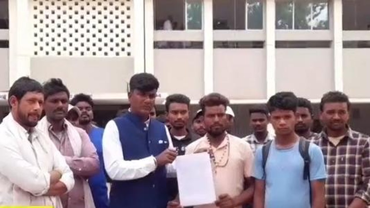 शेखपुरा: लहना के प्रधानाध्यापक के खिलाफ ग्रामीणों ने डीएम को सौंपा ज्ञापन