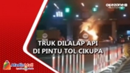 Truk Angkut Peralatan Rumah Tangga Terbakar di Pintu Tol Cikupa