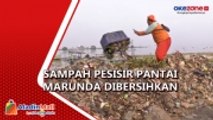 Petugas Bersihkan Tumpukan Sampah di Pesisir Pantai Marunda