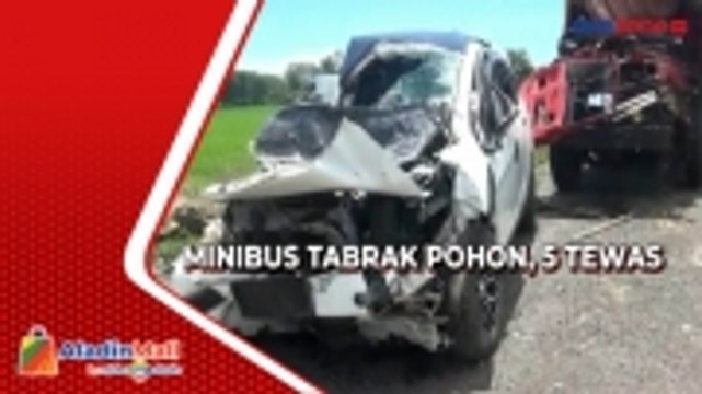 Diduga Sopir Mabuk, Minibus Tabrak Pohon dan Truk Parkir di Ngawi