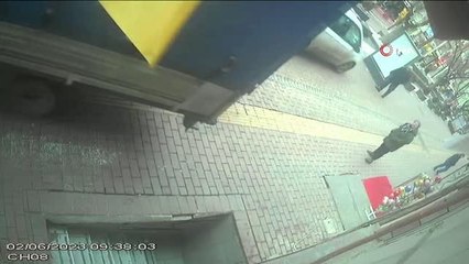 Aynı kamyon 3 günde 2 kez aynı tenteye çarptı