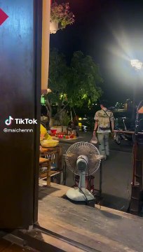 Tặng cơm cho cụ ông bán hàng rong, chàng trai ghi điểm tuyệt đối: “Đắt” nhất là cái cúi người tinh tế