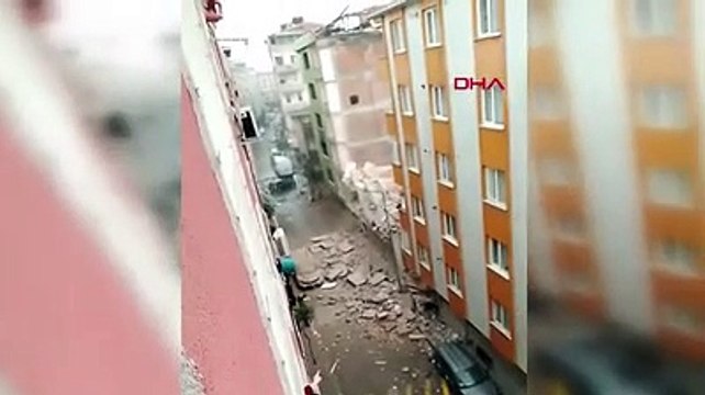 İstanbul Bahçelievler'de yıkımı yapılan bina yan binanın üzerine çöktü