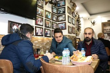 Ödüllü paçacı deprem sonrası dükkanını açtı, depremzedelere hizmet veriyor