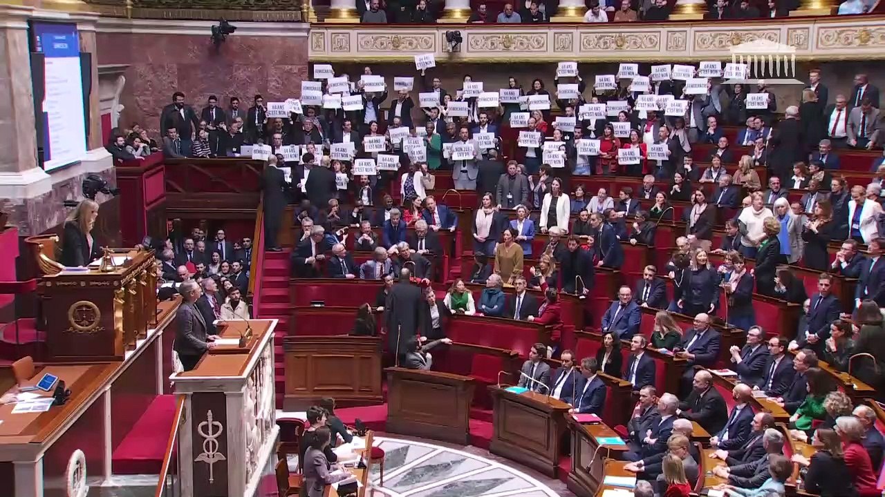 Esquerda francesa canta 'A Marselhesa' contra r...
