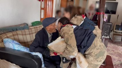 KADIN KOMUTANLAR, YAŞLI ÇİFTİ ZİYARET ETTİ