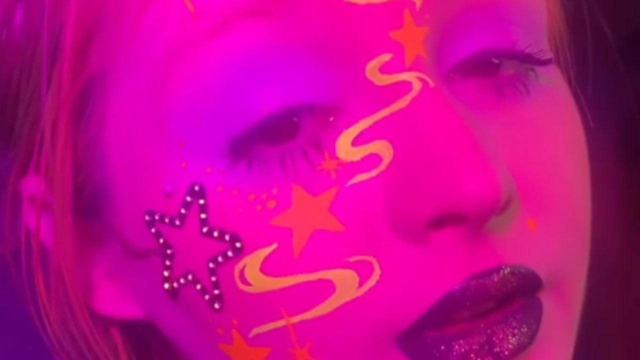 Makeup artist GLOWS DIFFERENTLY after applying neon makeup & LED face ...