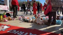 Protesta dei peluches contro Meloni al congresso della Cgil