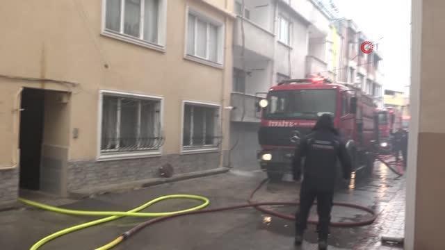 3 katlı binanın çatısında başlayan yangın, bitişiğindeki 3 binanın çatısını da küle çevirdi