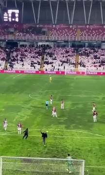 Fiorentina, la caccia all'uomo in campo dopo l'aggressione a Bianco