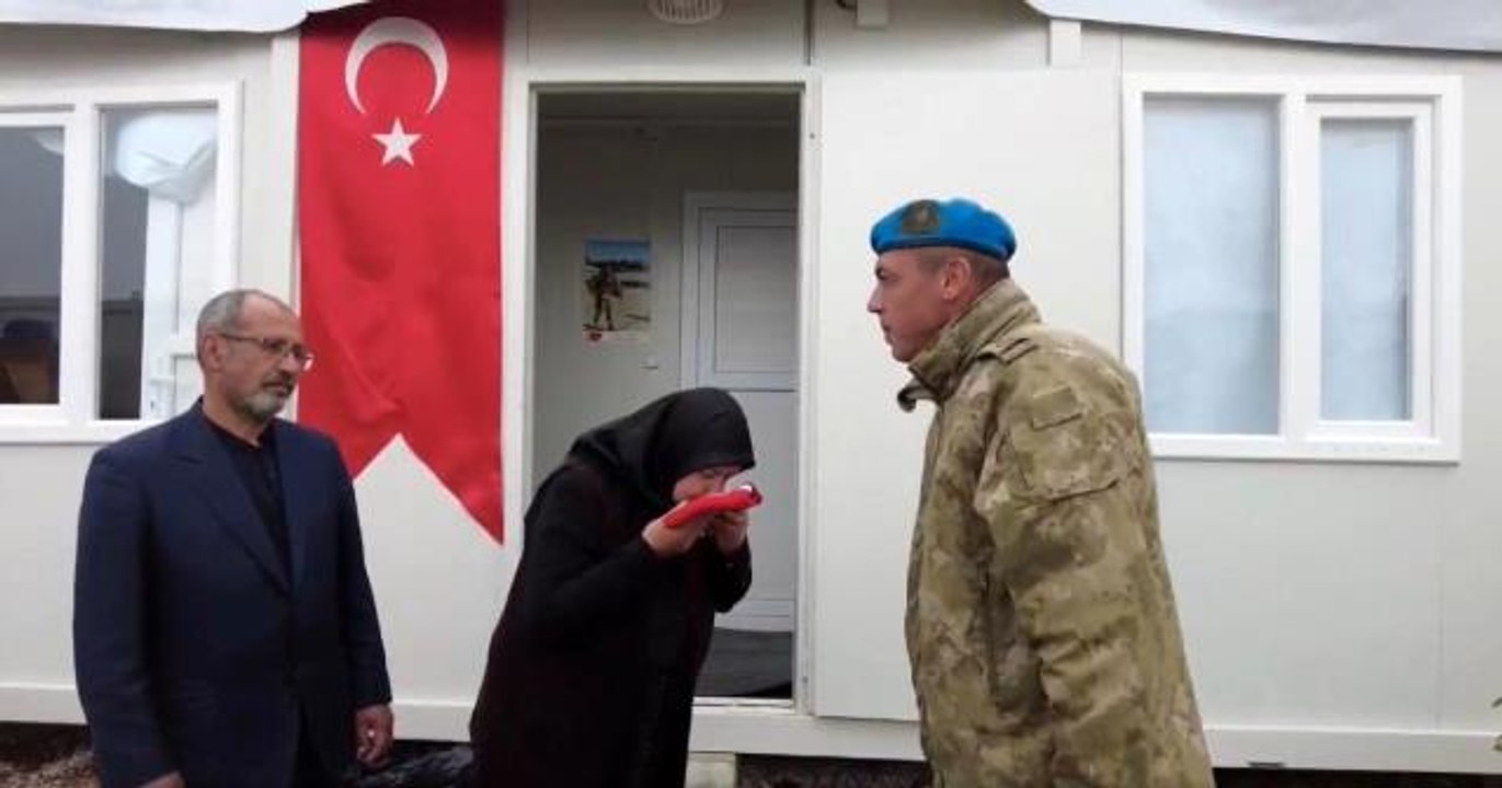Mehmetçik'ten Şehit Piyade Üsteğmen Serkan Erkuş'un Malatya'da yaşayan ve depremden etkilenen ailesine anlamlı ziyaret