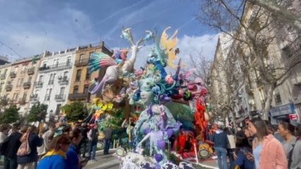 Valencia luce las fallas que radiografían con sátira y color el mundo real