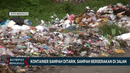 Sampah Berserakan di Jalan Pasca Kontainer Sampah Ditarik