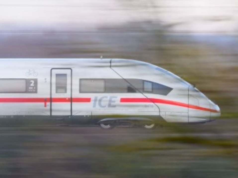 Jugendlicher im Gleis: ICE muss bei 300 km/h bremsen