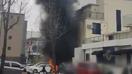 건물 밖에 적재된 쓰레기서 불...차 2대 등 피해 / YTN