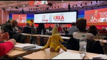 Trenta delegati Cgil contestano Meloni con peluches e Bella ciao