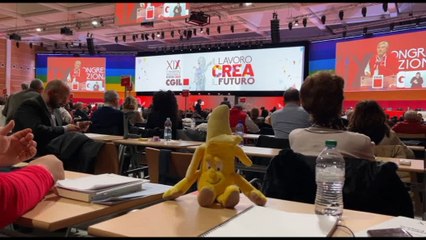 Trenta delegati Cgil contestano Meloni con peluches e Bella ciao