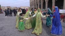 Azerbaycan'da Nevruz kutlamaları renkli görüntülerle başladı