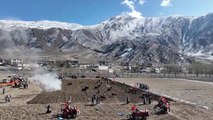 Tibetli Çiftçiler İlkbahar Dönemine Modern Tarım Makineleriyle Başladı