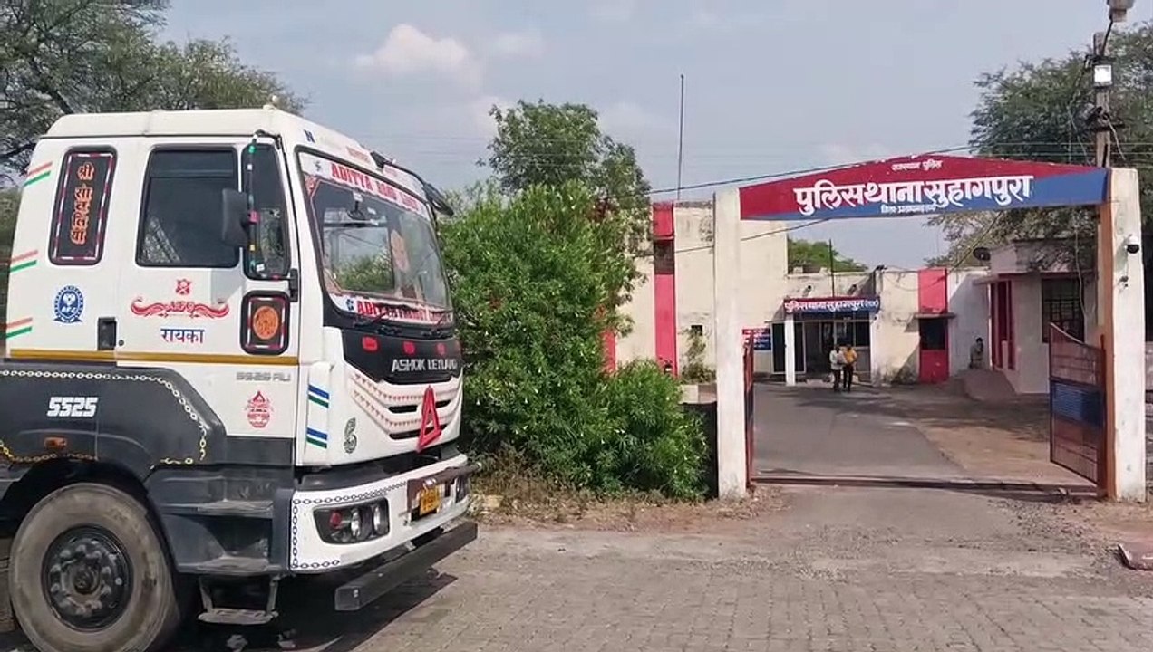 बल्कर से नामी कम्पनी के कट्टो में सीमेंट भरकर प...