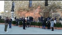Ultima Generazione imbratta Palazzo della Signoria a Firenze