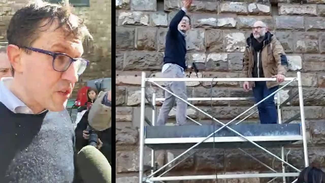 Imbrattato Palazzo Vecchio a Firenze, anche Nardella pulisce: "Sono dei barbari"