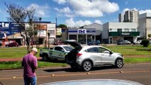 Ecosport vai parar em cima da calçada após acidente de trânsito na Av. Tancredo Neves