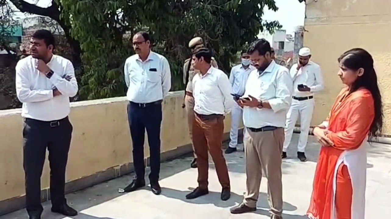 Video: कस्तूरबा गांधी विद्यालय पहुंचे डीएम ने जांचा खाना छात्राओं से की बात