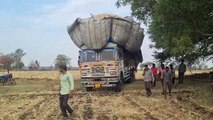 VIDEO...भूसे से भरा ट्रक लोगों ने पकडक़र पुलिस के किया हवाले